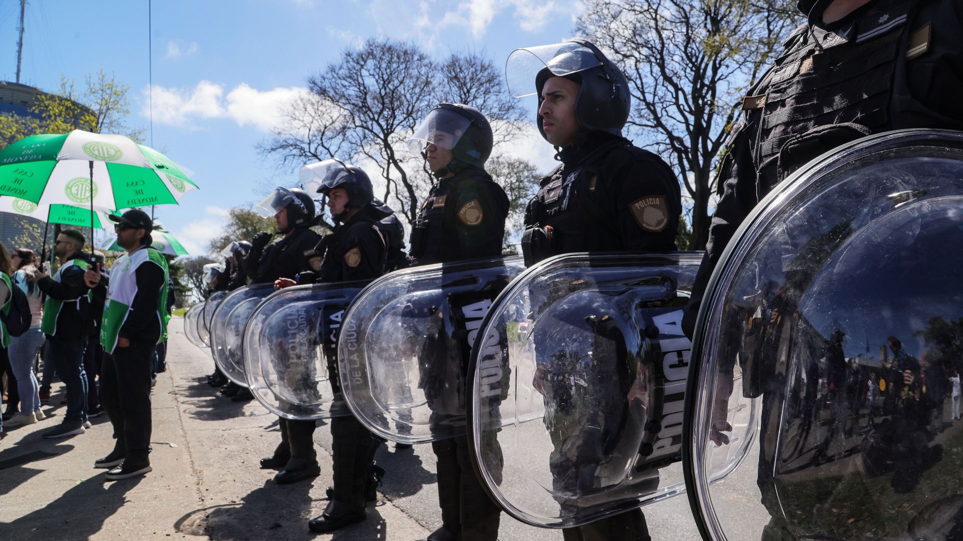 Banderazo en las puertas del Centro Atómico Constituyentes (CAC)