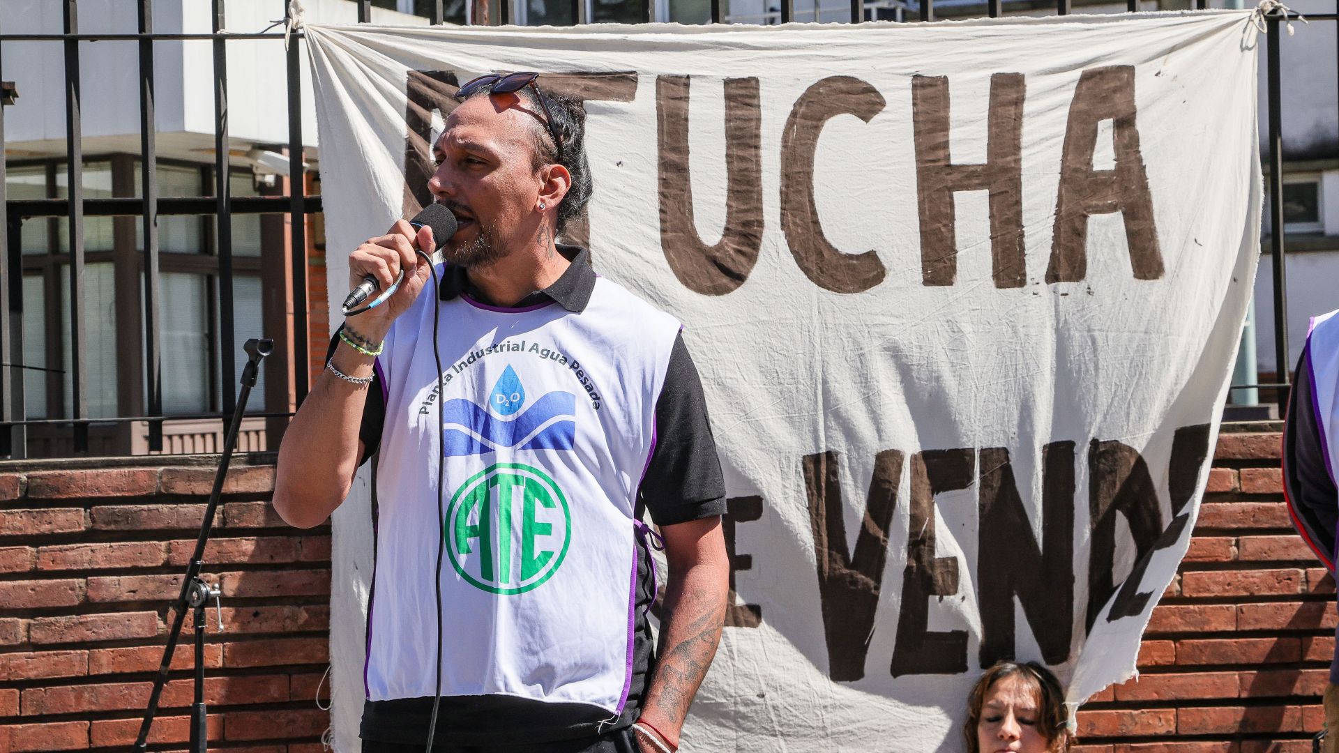 Banderazo en las puertas del Centro Atómico Constituyentes (CAC)