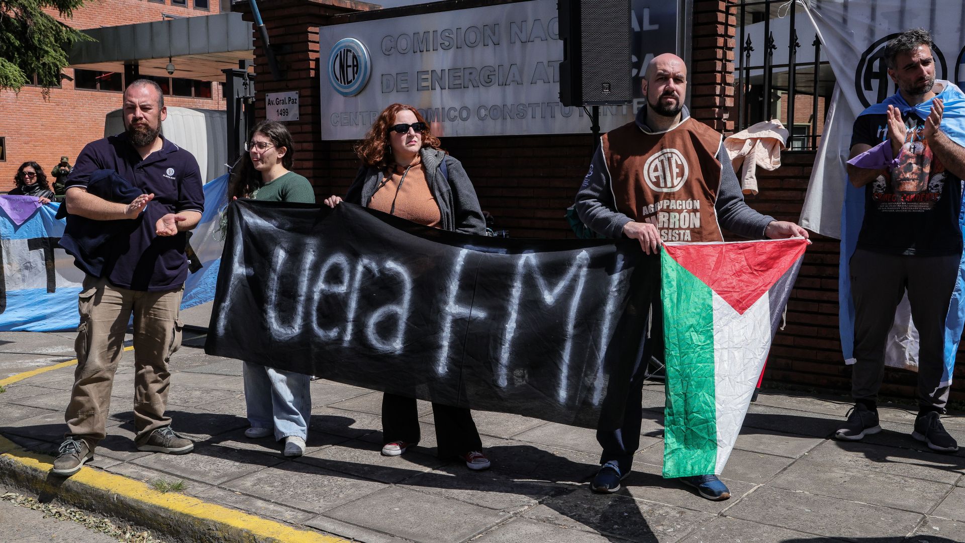 Banderazo en las puertas del Centro Atómico Constituyentes (CAC)